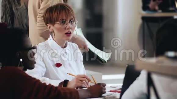 在多民族现代办公会议上成功的年轻欧洲商务女性戴眼镜的中等肖像视频的预览图