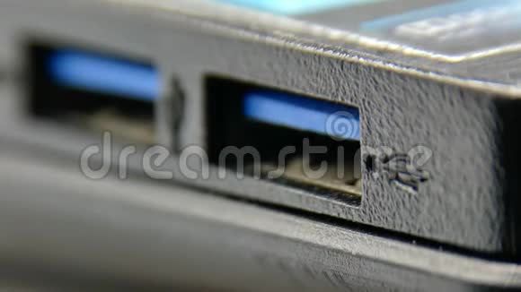 笔记本电脑宏USB端口4k视频的预览图