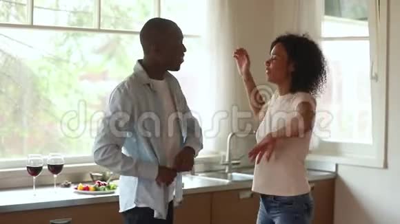 非洲情人在厨房里享受浪漫的约会视频的预览图