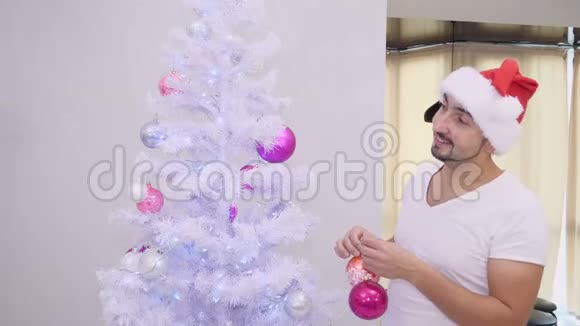 戴着圣诞帽的滑稽胡子男正在把圣诞树上的鲍布拿走视频的预览图