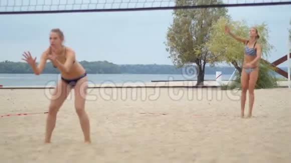 女子跳伸手击球沙滩排球4k视频的预览图