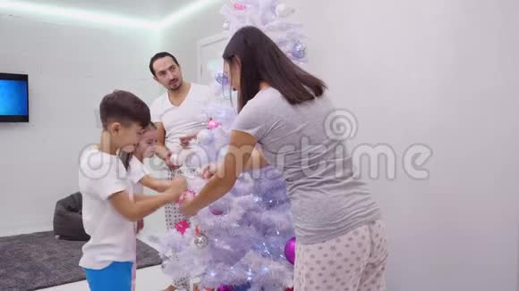 幸福的家庭完成了圣诞树的装饰母亲给了她的儿子五棵视频的预览图