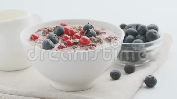 格兰诺拉和浆果放在碗里用勺子视频的预览图