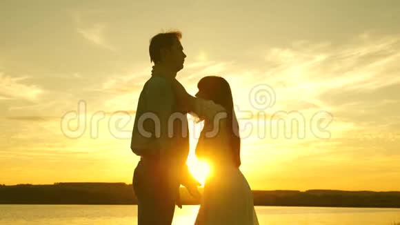 一对年轻夫妇正在海滩上跳舞爱的男人和女人在灿烂的阳光下跳舞视频的预览图
