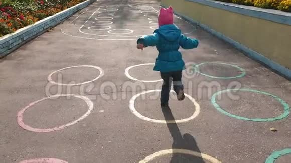阳光明媚的秋天小女孩在公园玩耍无忧无虑的童年视频的预览图