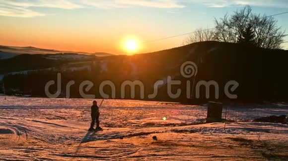 冬天日落时在山上滑雪视频的预览图