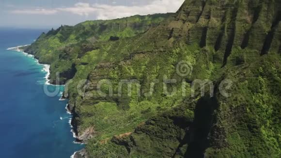 空中倾斜山崖海岸天堂视频的预览图