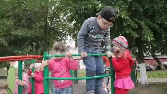 快乐兴奋的孩子们在花园的操场上玩得很开心视频的预览图
