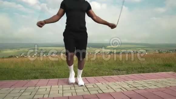 帅气运动的非洲男子户外跳绳运动视频的预览图