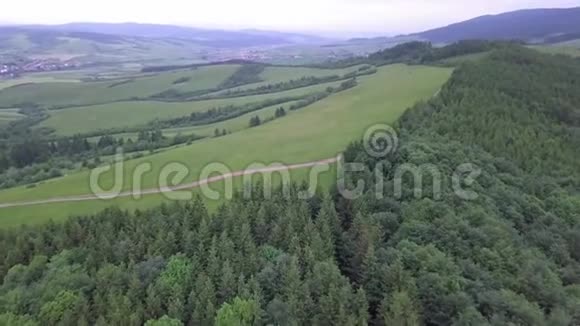 在斯洛伐克Tatras有绿色田野和道路的高山空中景观视频的预览图