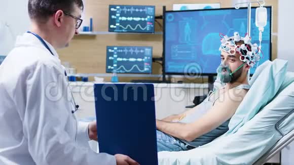 神经科学中心的病人戴脑电波扫描耳机和空气面罩视频的预览图