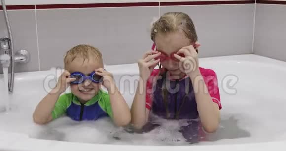穿着蓝色和粉红色游泳眼镜的孩子们的肖像视频的预览图