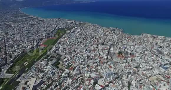 美丽的视野赫拉克利昂市与高架桥和街道和海洋的背景克里特希腊空中飞行视频的预览图