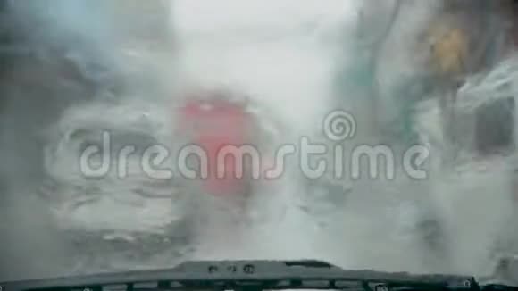 雨季在大雨和湿滑的道路上驾驶摘要模糊背景时雨打vdo在车内看到视频的预览图
