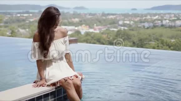 快乐放松的女人坐在海边和海边视频的预览图