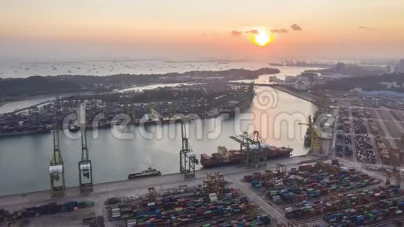 新加坡工业物流海运港口货物集装箱运输船吊车剪影日落超移时间视频的预览图
