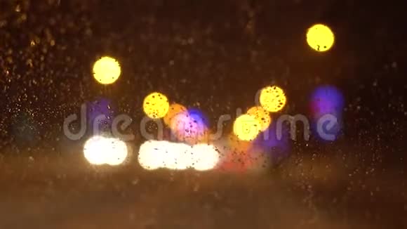 开着车穿过夜路高速公路夜间下雨时背景散焦轻车图像视频的预览图