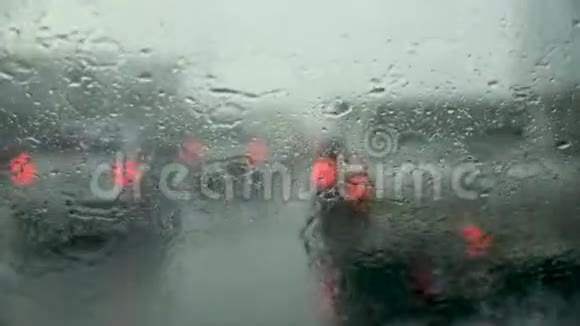 雨季在大雨和湿滑的道路上驾驶摘要模糊背景时雨打vdo在车内看到视频的预览图
