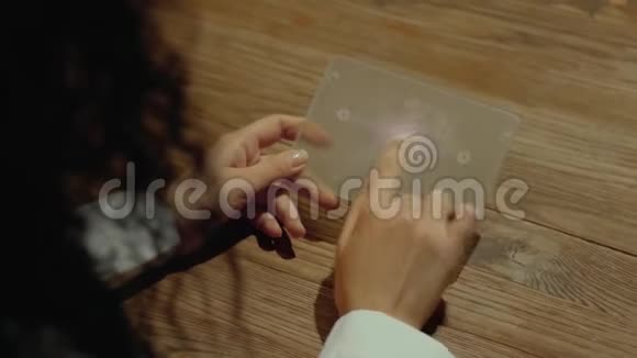 手拿平板电脑与文字ROI视频的预览图