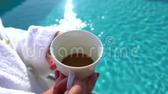 早上在酒店游泳池喝咖啡的女人视频的预览图