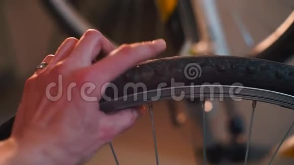 一只手指向一个破碎的自行车轮的特写视频的预览图