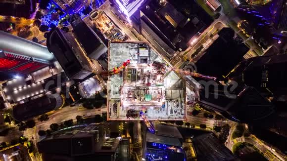 新加坡城市夜间在建工程吊车和汽车交通运输4K时差视频的预览图