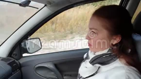 美丽的生活方式女人坐在车里视频的预览图