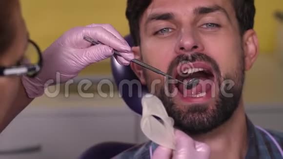 有牙齿治疗的人的肖像视频的预览图