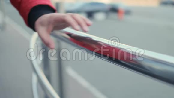 男人的手在街上使用扶手高级手抓不锈钢栏杆感染概念视频的预览图