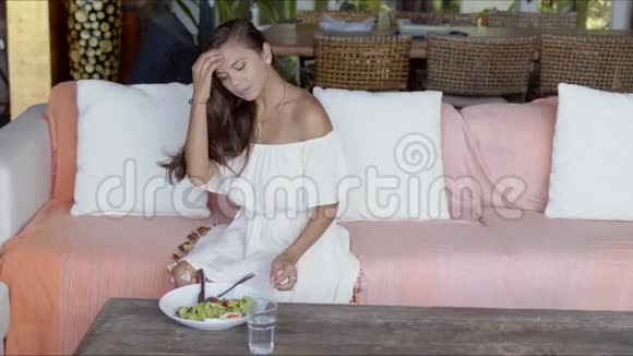 吃午饭喝水的漂亮女人视频的预览图