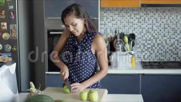 在厨房里船上切苹果的女人视频的预览图