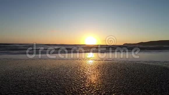 日落时海边的巨浪桑托里尼的慢动作视频视频的预览图