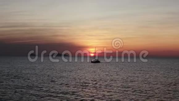 美丽的日出从私人游艇出海到日落圣托里尼视频的预览图