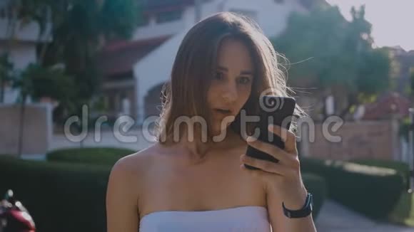 一个震惊的年轻女人使用手机的肖像高清时间流逝情感足迹4k视频的预览图