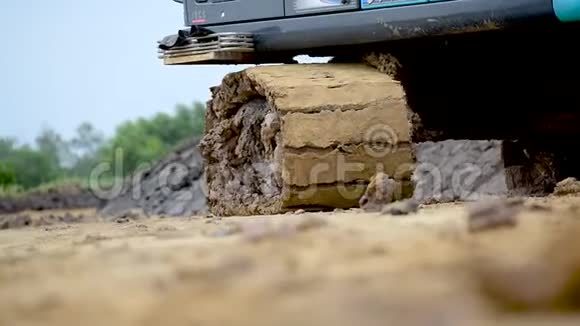 挖掘机行驶重点在施工现场车轮工业地面挖土机设备视频的预览图