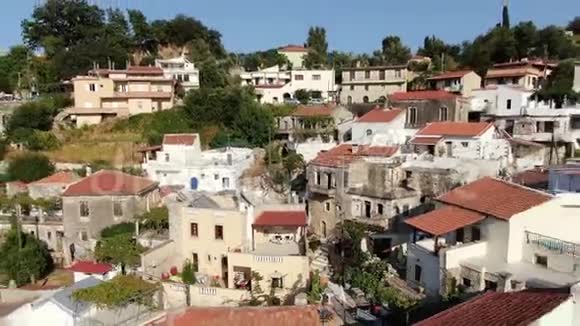 无人机快速下降到希腊克里特岛的山村教堂视频的预览图