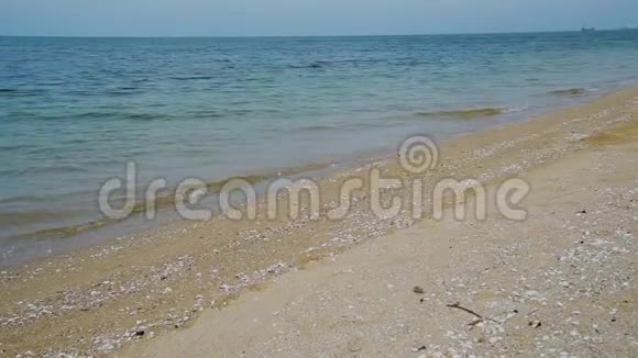 热带海滩阳光明媚的一天夏天有白色的沙子和蓝色的大海海边的宁静风光沙滩上的泡沫视频的预览图