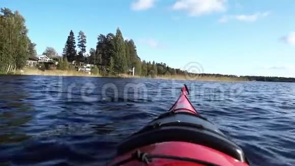 动作镜头在夏天的斯堪的纳维亚湖上缓慢划桨朝着稀有的青草前进斯托克斯乔乌梅瓦斯特伯顿瑞典视频的预览图