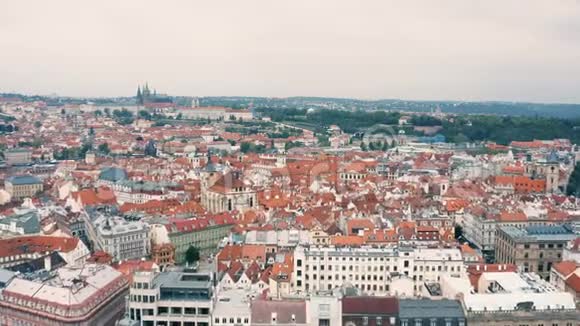 在布拉格的屋顶上飞行视频的预览图