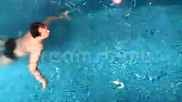 成熟的男人在游泳池里游泳视频的预览图