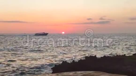 帆船在日落时驶过海面视频的预览图