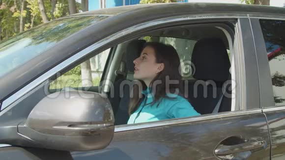 在汽车上涂口红的时尚女司机视频的预览图