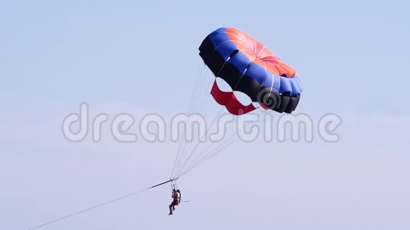 一对乘降落伞在海上的游客寄生在红海中假日概念视频的预览图