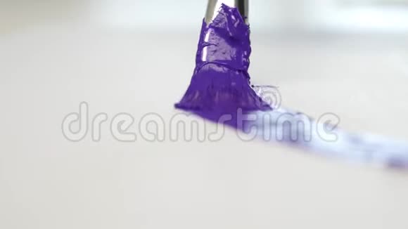 艺术家使用回火工艺制作紫色的油漆视频的预览图