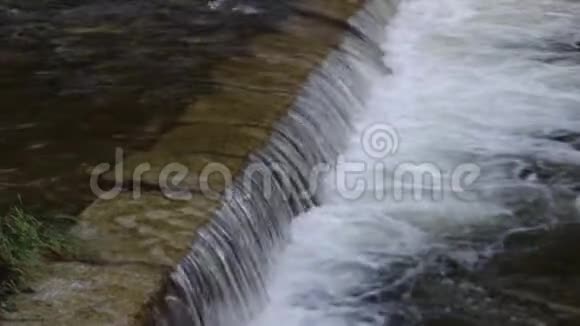 从布拉戈耶夫格勒的Bistrita河到巴希诺沃的公路上的一个美丽的部分视频的预览图