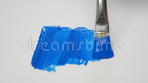 艺术家用蛋彩画的技巧画出蓝色的颜料视频的预览图