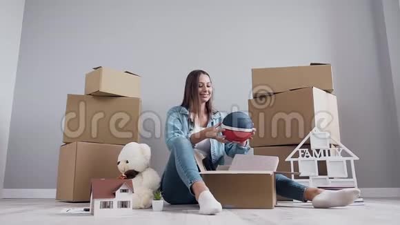 开朗可爱的30岁女孩搬入新买的公寓后一边打开盒子一边独处视频的预览图