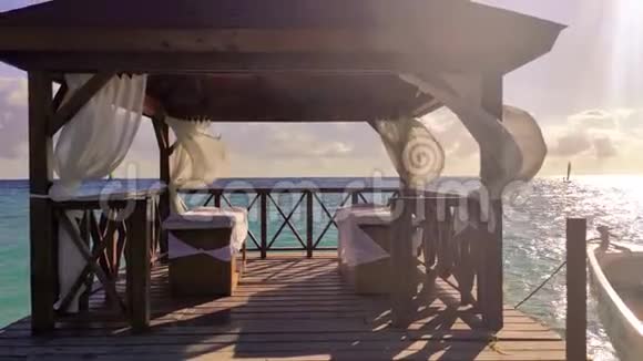 海边的码头上有太阳床和飘扬的帐篷视频的预览图
