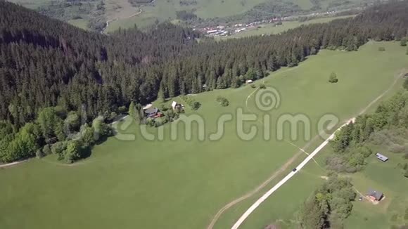斯洛伐克Tatras山区公路鸟瞰图视频的预览图