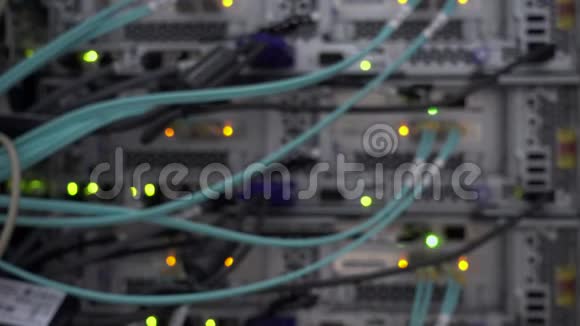数据中心背景模糊蓝色电线和闪烁灯视频的预览图